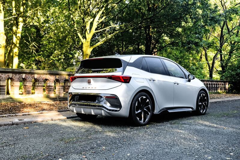 Heckansicht Cupra Born mit Leuchtenband