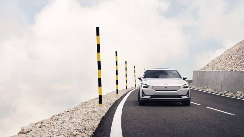 Polestar 2 auf einer Passstraße